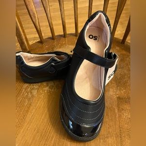 NIB So “Violin” Mary Jane style shoe in navy blue with patent leather accents